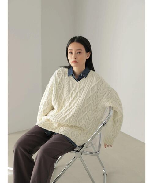 AMERICAN HOLIC（アメリカンホリック）の「Vネックケーブルニットプルオーバー（ニット/セーター・レディース・ブラック/アイボリー/マスタード/グレイッシュベージュ・M/L）」の15枚目の写真