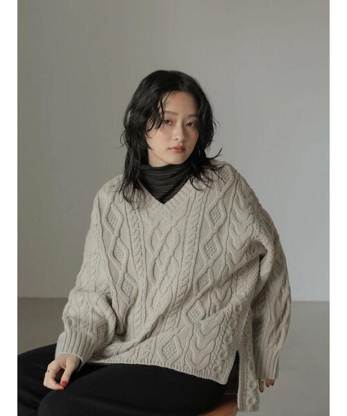 AMERICAN HOLIC（アメリカンホリック）の「Vネックケーブルニットプルオーバー（ニット/セーター・レディース・ブラック/アイボリー/マスタード/グレイッシュベージュ・M/L）」の19枚目の写真