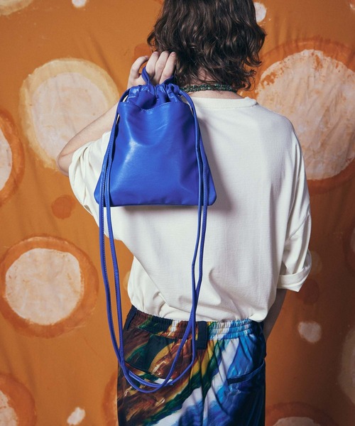 MAISON SPECIAL（メゾンスペシャル）の「《UNISEX》【EX】Vegan Leather Shoulder Drawstring Bag/ヴィーガンレザー巾着ショルダーバッグ【MAISON SPECIAL/メゾンスペシャル】（ショルダーバッグ・メンズ・ブラック/パープル/ブルー/グリーン/グレイッシュベージュ/イエロー/ネイビー/カーキ/ライトグリーン/シルバー・FREE）」の20枚目の写真