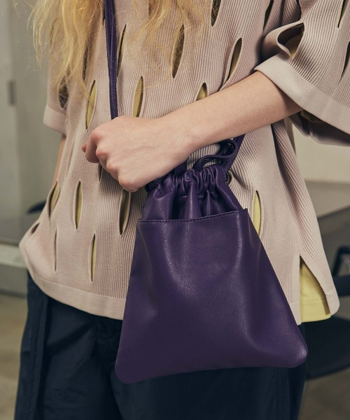 MAISON SPECIAL（メゾンスペシャル）の「《UNISEX》【EX】Vegan Leather Shoulder Drawstring Bag/ヴィーガンレザー巾着ショルダーバッグ【MAISON SPECIAL/メゾンスペシャル】（ショルダーバッグ・メンズ・ブラック/パープル/ブルー/グリーン/グレイッシュベージュ/イエロー/ネイビー/カーキ/ライトグリーン/シルバー・FREE）」の17枚目の写真