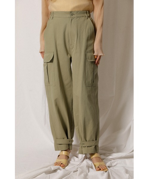 crie conforto（クリーコンフォルト）の「裾ベルトカーゴパンツ（カーゴパンツ・レディース・アイボリー/ライトカーキ・SMALL/MEDIUM）」の2枚目の写真