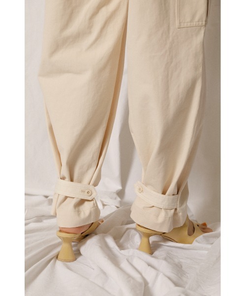 crie conforto（クリーコンフォルト）の「裾ベルトカーゴパンツ（カーゴパンツ・レディース・アイボリー/ライトカーキ・SMALL/MEDIUM）」の12枚目の写真