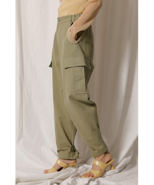 crie conforto（クリーコンフォルト）の「裾ベルトカーゴパンツ（カーゴパンツ・レディース・アイボリー/ライトカーキ・SMALL/MEDIUM）」の15枚目の写真