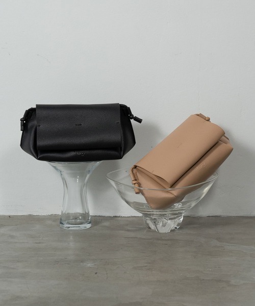 lawgy(ラウジー)の「petit shoulder bag(ショルダーバッグ・レディース・ブラック/ベージュ・FREE)」の2枚目の写真