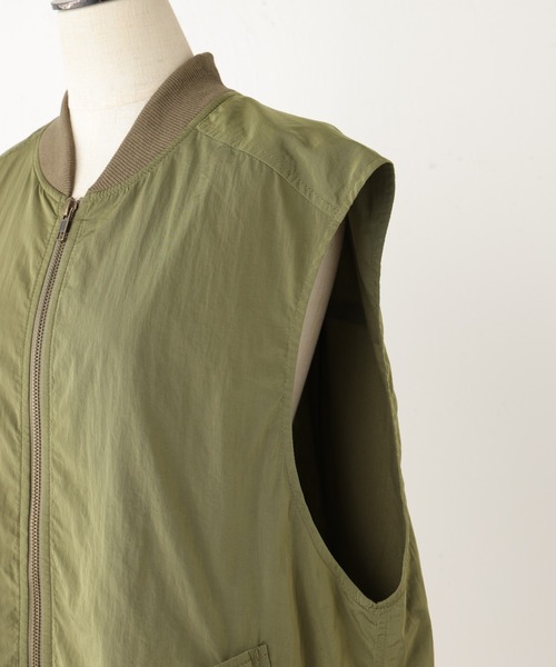 BEARDSLEY(ビアズリー)の「《FRIPIER》トレンドな MA-1ジレナイロンジャケット(ベスト・レディース・カーキ・FREE)」の6枚目の写真