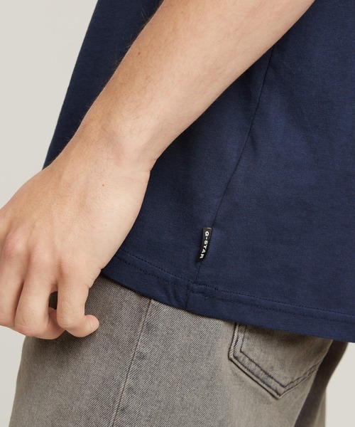 G-STAR（ジースター）の「GRAPHIC 8 T-SHIRT/クラシックブランドロゴグラフィックTシャツ（Tシャツ/カットソー・メンズ・ダークブラック/ダークブルー・SMALL/LARGE/MEDIUM/X-SMALL/XX-LARGE/X-LARGE）」の11枚目の写真