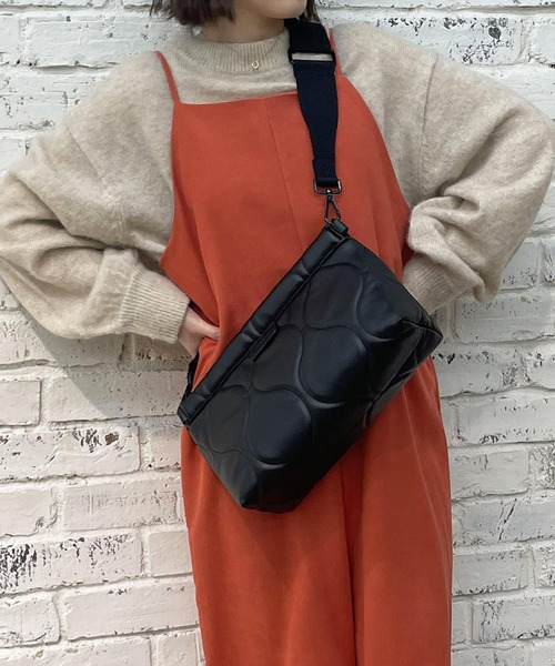 LE VERNIS(ル・ベルニ)の「【LE VERNIS(ル・ベルニ)】キルティングクラッチ(ショルダーバッグ・レディース・ブラック/ベージュ/アイボリー/モカ・FREE)」の2枚目の写真