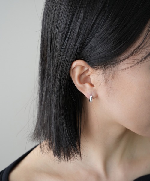 IAMUSE(アイアミューズ)の「金属アレルギー対応 ミニドロップモチーフピアス S0822【IAMUSE】(ピアス(両耳用)・レディース・シルバー/ゴールド・FREE)」の5枚目の写真