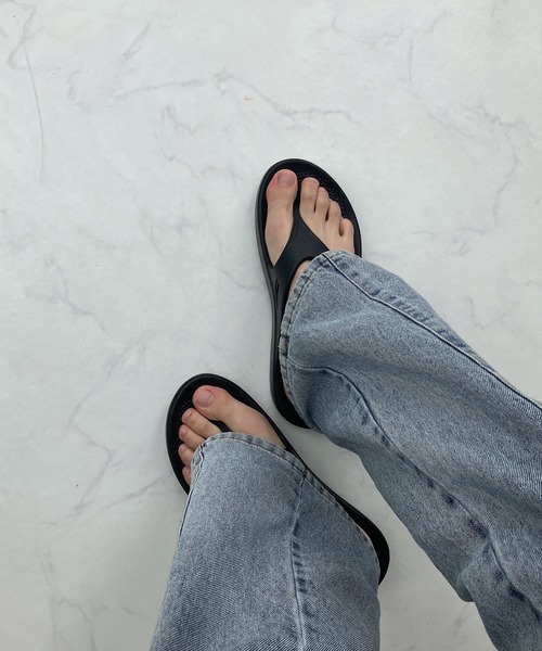 AS KNOW AS plus（アズノゥアズプラス）の「○エアリー トングサンダル【ZOZOTOWN限定アイテム】（サンダル・レディース・グレー/ブラック/アイボリー/ミント/ライトカーキ/ピンク・M/L）」の2枚目の写真