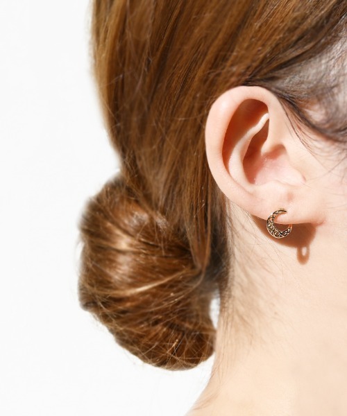 sowi(ソーイ)の「K10 Crescent ピアス(ピアス(両耳用)・レディース・ゴールド・フリ-)」の4枚目の写真