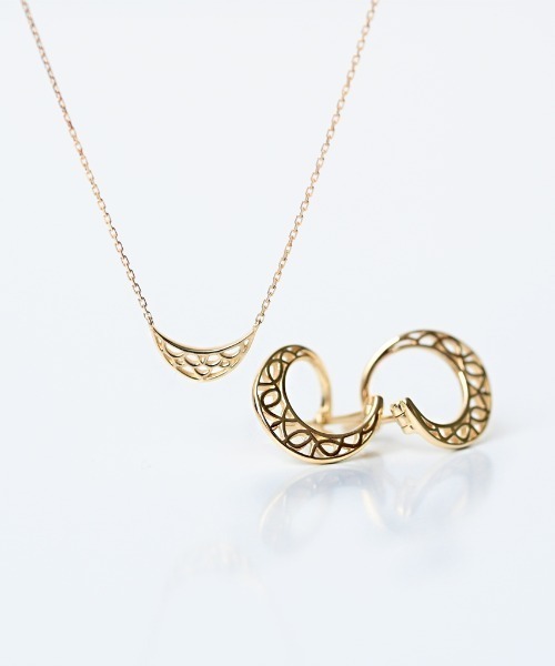 sowi(ソーイ)の「K10 Crescent ピアス(ピアス(両耳用)・レディース・ゴールド・フリ-)」の5枚目の写真