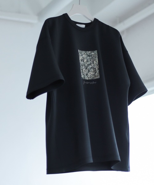 SENSE OF PLACE by URBAN RESEARCH(センスオブプレイスバイアーバンリサーチ)の「『別注』グラフィックアートTシャツ(5分袖)D(Tシャツ/カットソー・メンズ・ライトベージュ/ブラック/ホワイト・MEDIUM/LARGE)」の1枚目の写真