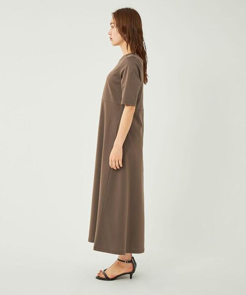 バックボタンショートスリーブワンピース