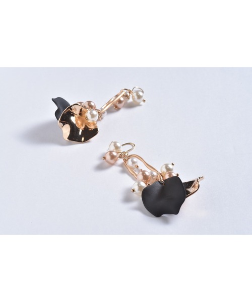 tone（トーン）の「【Astyle】black×gold×pearlステンレスピアス(MA)（ピアス（両耳用）・レディース・ゴールド・FREE）」の2枚目の写真
