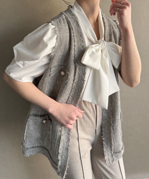 junoah(ジュノア)の「【薄手サマーツイード】パール釦Vネックツイードベスト(ベスト・レディース・アイボリー/ライトグレー/ブラック・X-LARGE/LARGE/MEDIUM)」の1枚目の写真