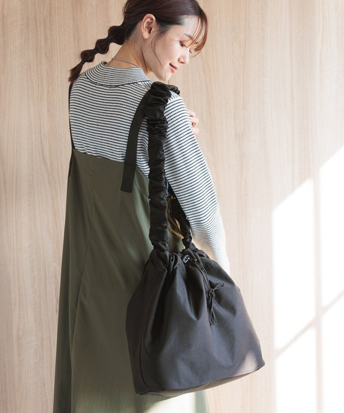 GLOBAL WORK（グローバルワーク）の「撥水クシュクシュ2WAYショルダー/990406（ショルダーバッグ・レディース・アイボリー/カーキ/ブラック・FREE）」の6枚目の写真