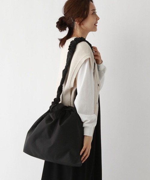 GLOBAL WORK（グローバルワーク）の「撥水クシュクシュ2WAYショルダー/990406（ショルダーバッグ・レディース・アイボリー/カーキ/ブラック・FREE）」の9枚目の写真