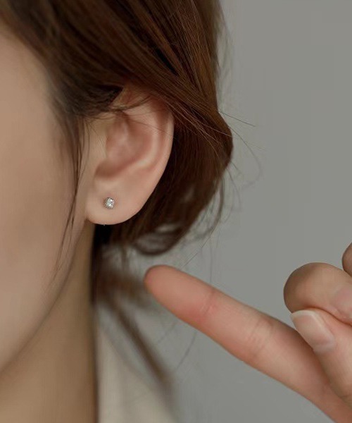 Fun & Daily(ファンアンドデイリー)の「F&D : ベリースモールスクエアピアス(ピアス(両耳用)・レディース・ブラック/クリア・FREE)」の2枚目の写真