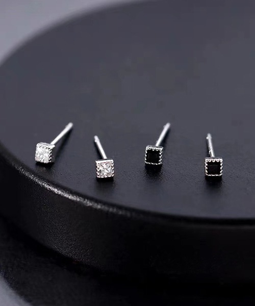 Fun & Daily(ファンアンドデイリー)の「F&D : ベリースモールスクエアピアス(ピアス(両耳用)・レディース・ブラック/クリア・FREE)」の3枚目の写真
