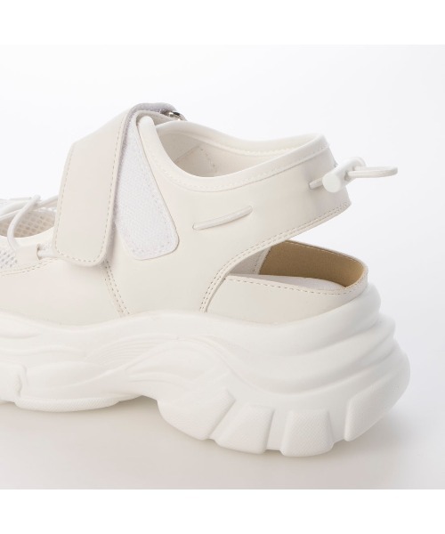 Realta（レアルタ）の「Realta(レアルタ)5cm厚底ソールレースアップメッシュスニーカーサンダル（サンダル・レディース・ブラック/ホワイト・M/L/LL/S）」の5枚目の写真