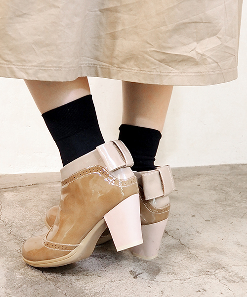 あしながおじさん（アシナガオジサン）の「〈あしながおじさん〉 バックリボン付エナメルブーティ（レインシューズ・レディース・グレイッシュベージュ/ピンク/ブラック・24.0cm/24.5cm/23.0cm/23.5cm/22.5cm）」の3枚目の写真