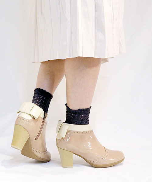 あしながおじさん（アシナガオジサン）の「〈あしながおじさん〉 バックリボン付エナメルブーティ（レインシューズ・レディース・グレイッシュベージュ/ピンク/ブラック・24.0cm/24.5cm/23.0cm/23.5cm/22.5cm）」の14枚目の写真