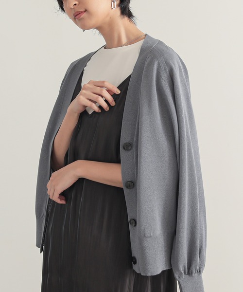 for/c（フォーシー）の「[新色追加]Vネックシアーカーディガン【サスティナブル】（カーディガン/ボレロ・レディース・ホワイト/ライトブルー/オレンジ/ブラック/チャコールグレー/ネイビー/イエロー/ピンク・LL/L/M）」の4枚目の写真