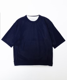 ゆったりシルエット Tシャツとニットのアンサンブル