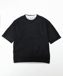 ゆったりシルエット Tシャツとニットのアンサンブル