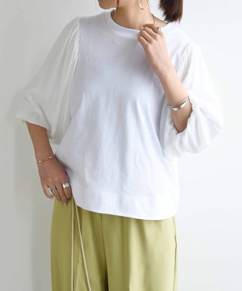 and it_(アンドイット)の「ボリュームスリーブ布帛切替プルオーバー(Tシャツ/カットソー・レディース・ブラック/オフホワイト/グレイッシュベージュ・M)」の1枚目の写真