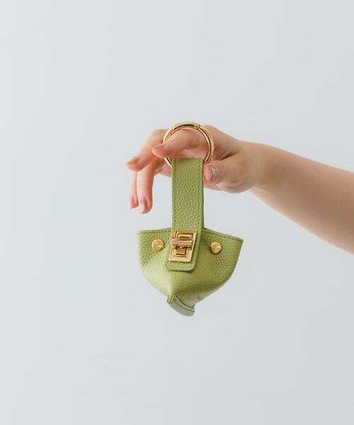 RODE SKO（ロデスコ）の「Hashibami　トライアングルキーチャーム（キーケース/キーアクセサリー・レディース・シルバー/アイボリー/ライトカーキ/ラベンダー/オレンジ系その他/ブラック・ONE）」の4枚目の写真