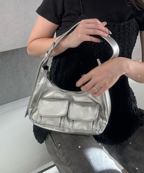 y/m by misato（イムバイミサト）の「2ポケットショルダーバッグ（ショルダーバッグ・レディース・シルバー/ブラック・FREE）」の4枚目の写真