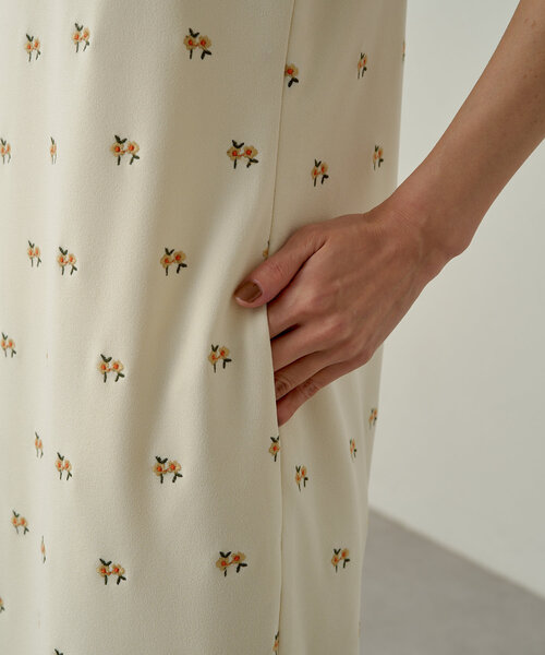 LOUNGEDRESS（ラウンジドレス）の「フラワー刺繍キャミワンピース（ワンピース・レディース・ブラック/オフホワイト・FREE）」の13枚目の写真
