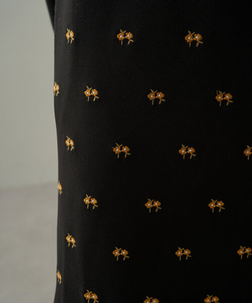 LOUNGEDRESS（ラウンジドレス）の「フラワー刺繍キャミワンピース（ワンピース・レディース・ブラック/オフホワイト・FREE）」の5枚目の写真