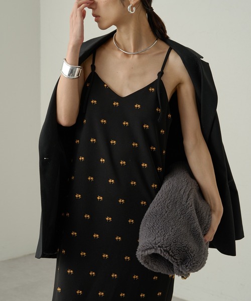 LOUNGEDRESS（ラウンジドレス）の「フラワー刺繍キャミワンピース（ワンピース・レディース・ブラック/オフホワイト・FREE）」の2枚目の写真