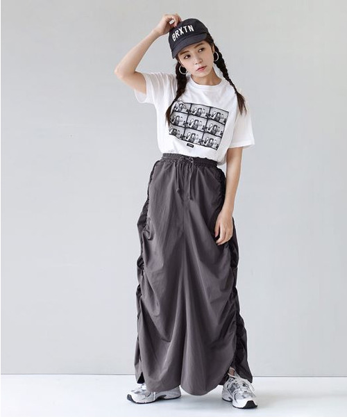 e-zakkamania stores(イーザッカマニアストアーズ)の「ドロストギャザー サイドラインスカート(スカート・レディース・チャコールグレー×ブラック・M)」の4枚目の写真