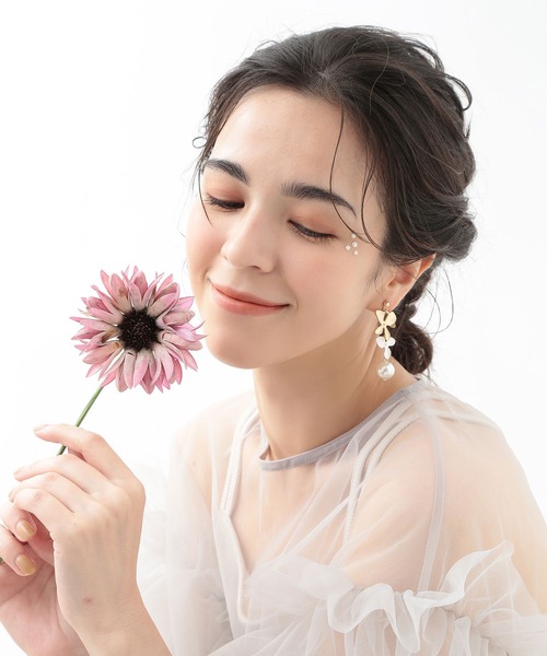 CALIN STANDARD(カリンスタンダード)の「◆◆金属アレルギー対応◆◆〈ecru〉 ダブルフラワーイヤリング(イヤリング・レディース・ゴールド・FREE)」の2枚目の写真