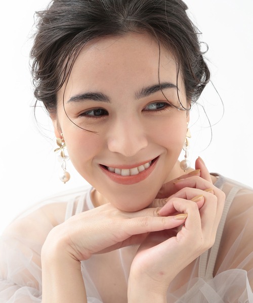 CALIN STANDARD(カリンスタンダード)の「◆◆金属アレルギー対応◆◆〈ecru〉 ダブルフラワーイヤリング(イヤリング・レディース・ゴールド・FREE)」の3枚目の写真