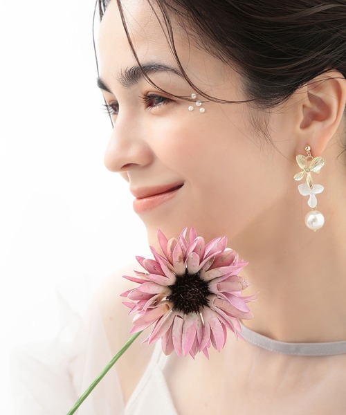 CALIN STANDARD(カリンスタンダード)の「◆◆金属アレルギー対応◆◆〈ecru〉 ダブルフラワーイヤリング(イヤリング・レディース・ゴールド・FREE)」の4枚目の写真