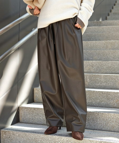 AP STUDIO（エーピーストゥディオ）の「レザーライクイージーパンツ（スラックス・レディース・ブラウン/ブラック・36/38）」の2枚目の写真