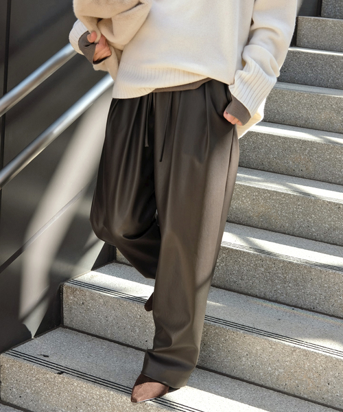 AP STUDIO（エーピーストゥディオ）の「レザーライクイージーパンツ（スラックス・レディース・ブラウン/ブラック・36/38）」の3枚目の写真