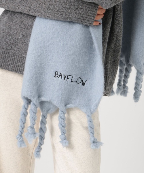 BAYFLOW（ベイフロー）の「[今年らしいボリューム感]ロゴ刺繍マフラー（マフラー・レディース・オフホワイト/サックスブルー・FREE）」の5枚目の写真