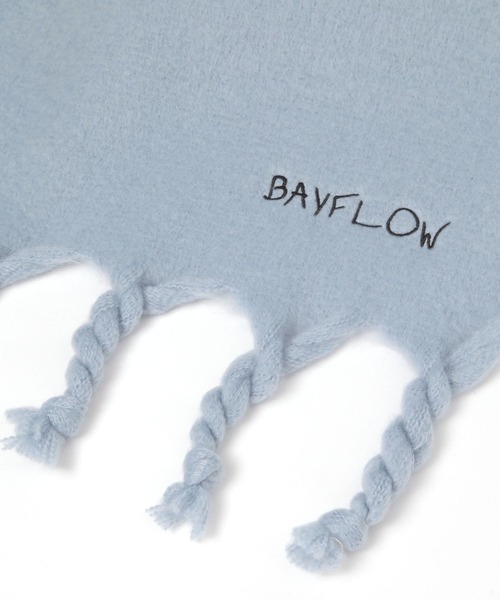 BAYFLOW（ベイフロー）の「[今年らしいボリューム感]ロゴ刺繍マフラー（マフラー・レディース・オフホワイト/サックスブルー・FREE）」の8枚目の写真
