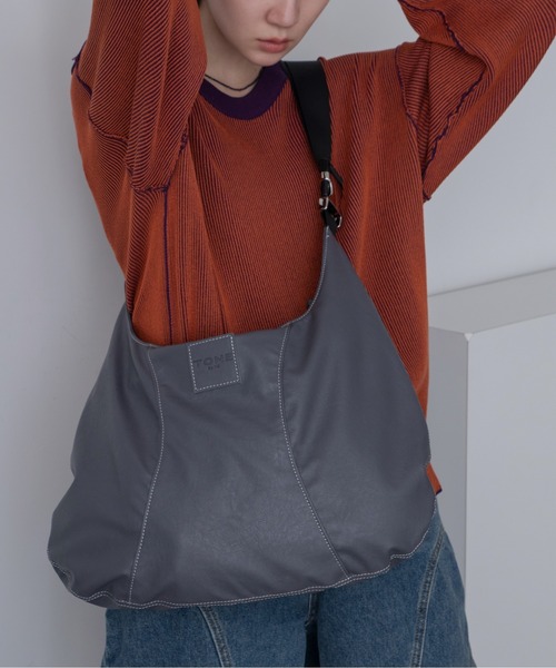 VACANCY（ヴァカンシー）の「ビーガンレザーハーフムーンバッグ（ショルダーバッグ・レディース・ブラック/チャコールグレー/シルバー・FREE）」の2枚目の写真