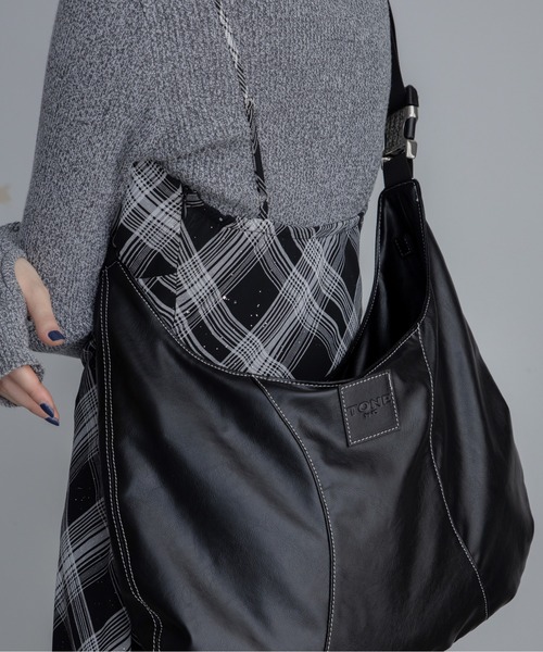 VACANCY（ヴァカンシー）の「ビーガンレザーハーフムーンバッグ（ショルダーバッグ・レディース・ブラック/チャコールグレー/シルバー・FREE）」の6枚目の写真