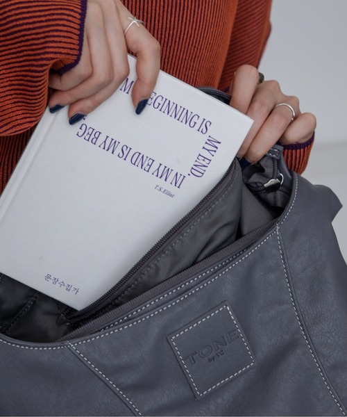 VACANCY（ヴァカンシー）の「ビーガンレザーハーフムーンバッグ（ショルダーバッグ・レディース・ブラック/チャコールグレー/シルバー・FREE）」の17枚目の写真