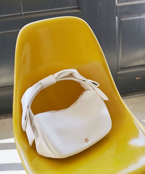 VIS（ビス）の「ビッグリボンハンドルバッグ（ハンドバッグ・レディース・オフホワイト/ブラック/シルバー・FREE）」の2枚目の写真