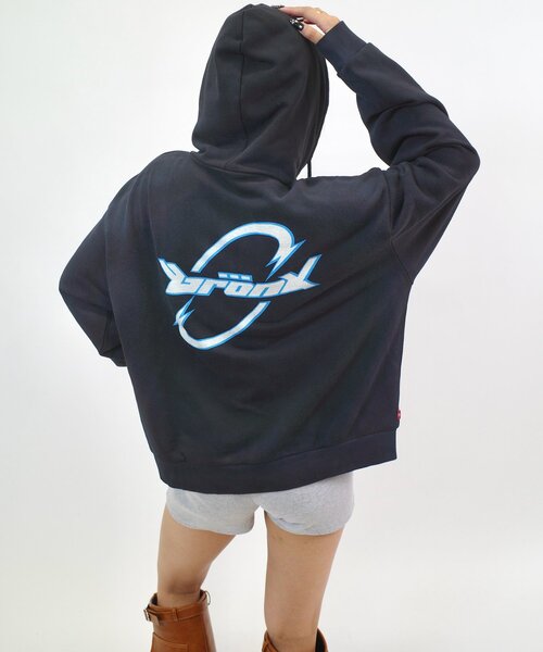 WHO'S WHO gallery(フーズフーギャラリー)の「【UNISEX/ユニセックス】BRONXサークルロゴシップパーカー(パーカー・レディース・ブラック/ネイビー・LARGE/MEDIUM)」の1枚目の写真