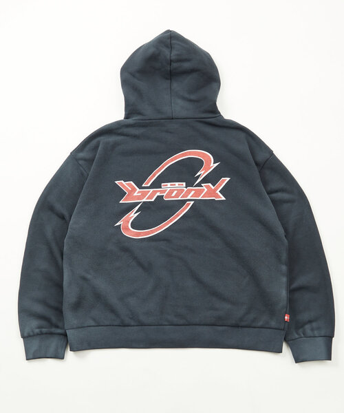 WHO'S WHO gallery(フーズフーギャラリー)の「【UNISEX/ユニセックス】BRONXサークルロゴシップパーカー(パーカー・レディース・ブラック/ネイビー・LARGE/MEDIUM)」の4枚目の写真