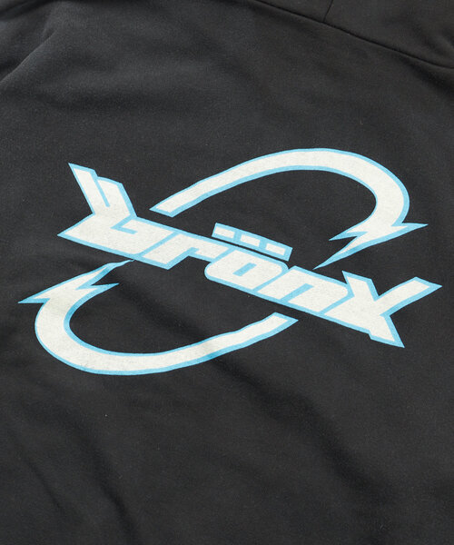 WHO'S WHO gallery(フーズフーギャラリー)の「【UNISEX/ユニセックス】BRONXサークルロゴシップパーカー(パーカー・レディース・ブラック/ネイビー・LARGE/MEDIUM)」の13枚目の写真